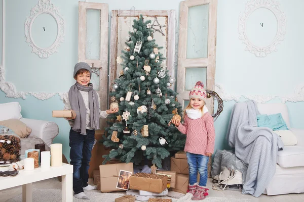 Çocuk Noel ağacının etrafında