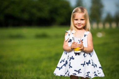 Küçük kız ve suyu