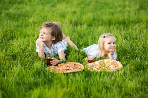 Bror och syster på sommar picknick — Stockfoto