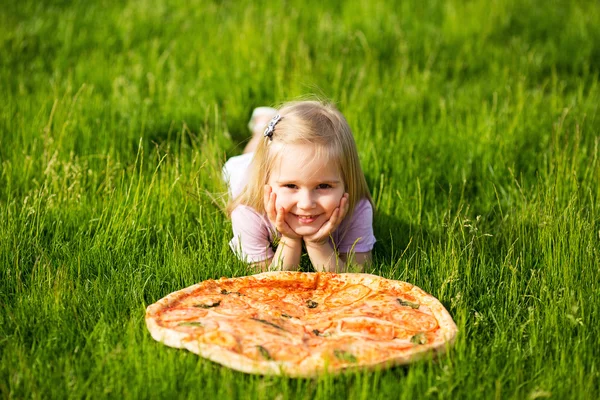 Criança e pizza — Fotografia de Stock