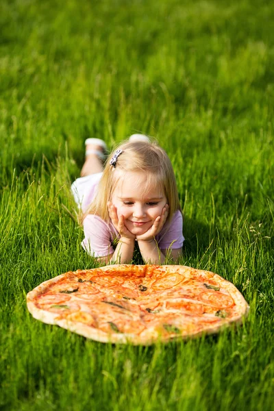 Meisje en pizza — Stockfoto