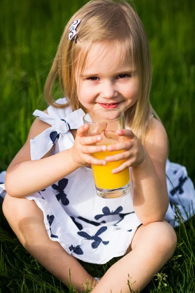 Ragazza e natura — Foto Stock