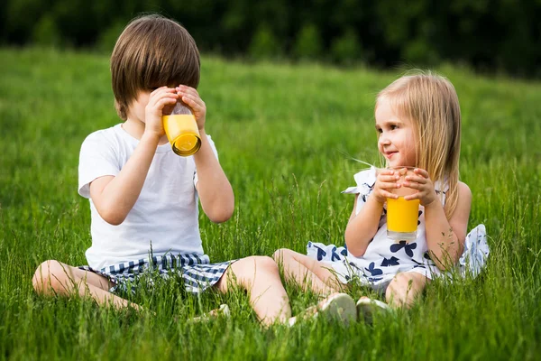 Barn och Juice — Stockfoto