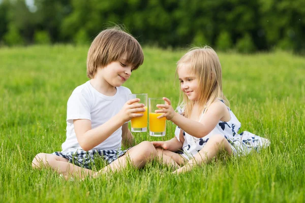 Niños beben jugo — Foto de Stock