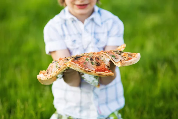 Kleine jongen en pizza — Stockfoto