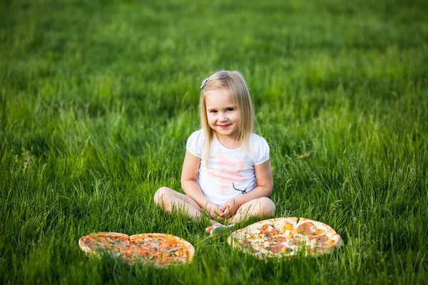 Pizza ve piknik — Stok fotoğraf