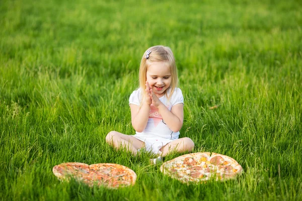 Bol yiyecek ve küçük bir kız — Stok fotoğraf