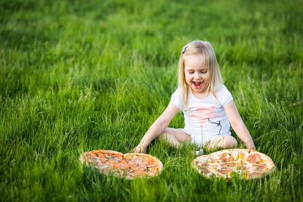 Spousta potravin a dítě — Stock fotografie