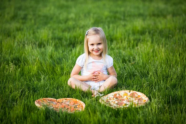 Mucha comida y naturaleza — Foto de Stock