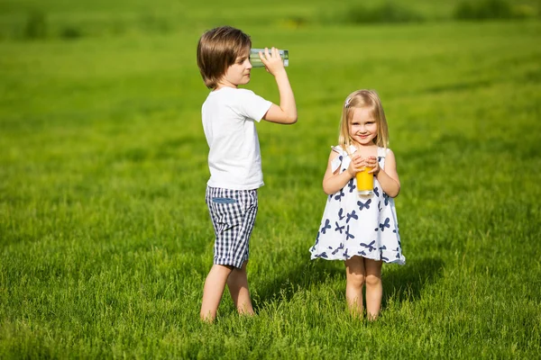 Bror och lilla syster — Stockfoto