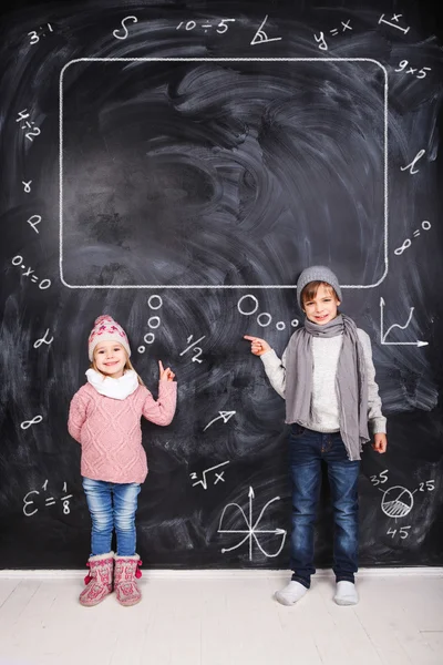 Niño y niña estudiando matemáticas — Foto de Stock