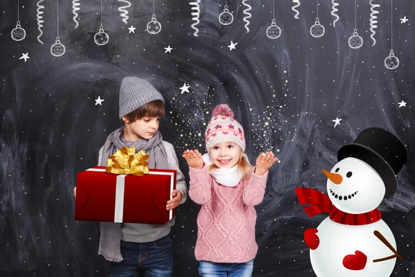 Garçon et fille ont reçu des cadeaux pour la nouvelle année — Photo