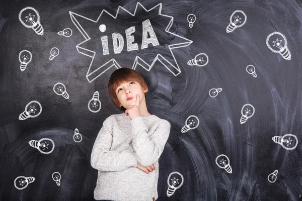 Çocuk düşünce ve lig boyalı kara tahta üzerinde arka planda