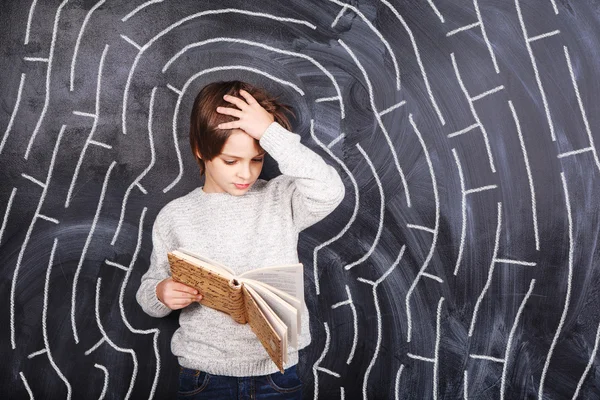 Labirent çözmeye çalışan çocuk