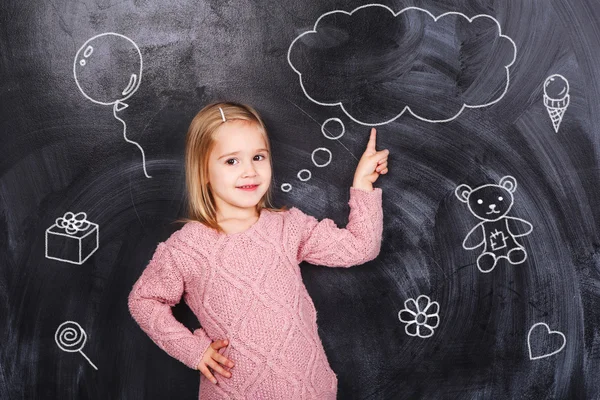 Menina sonhando com presentes — Fotografia de Stock