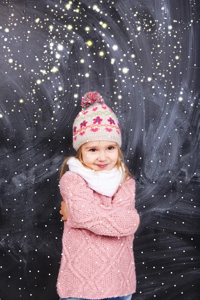 Menina se esconde da neve — Fotografia de Stock