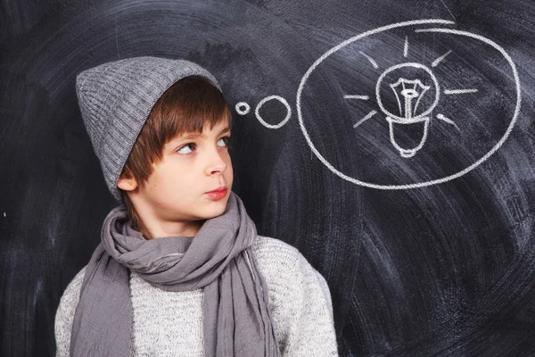 El chico tenía una idea en la cabeza. — Foto de Stock