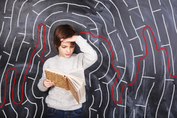 Çocuk labirentten çıkış yolunu buldu