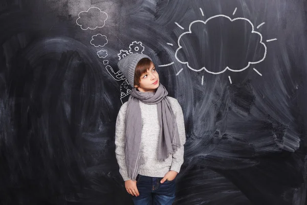 Kara tahta çizilmiş bir bulut çocuk bakar