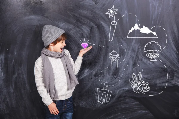 Un ragazzo gioca nella ricerca — Foto Stock