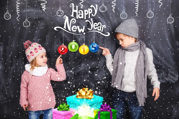Menino e menina celebrando o Ano Novo Fotografias De Stock Royalty-Free