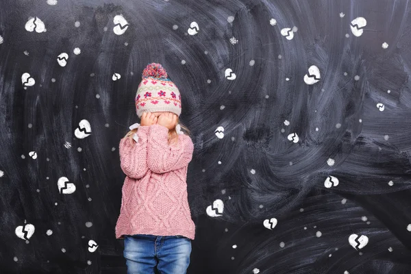 Ragazza su uno sfondo di cuori spezzati — Foto Stock