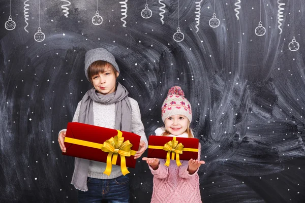 Мальчик и девочка с рождественскими подарками — стоковое фото
