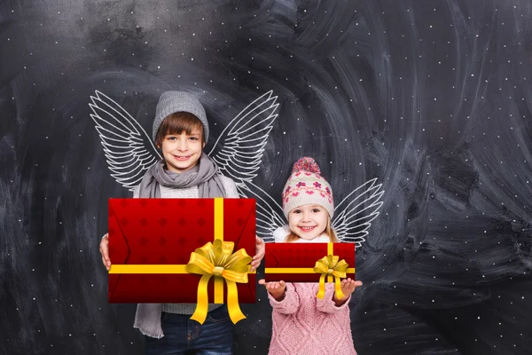 Petits anges avec des cadeaux — Photo