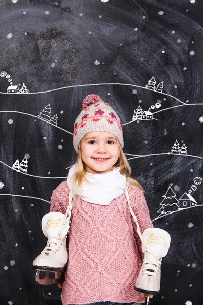 Petite fille avec des patins sur le cou — Photo