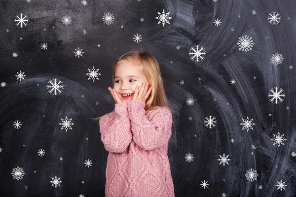 A menina no fundo de flocos de neve — Fotografia de Stock