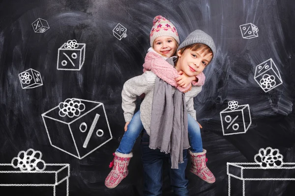 Erkek ve kız bir kupon kutuları ile