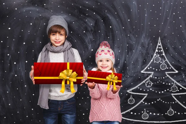 Crianças com presentes de Natal Imagem De Stock