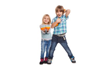 çocuklar portakal ile