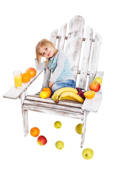 Kız meyve ile sandalyelere — Stok fotoğraf