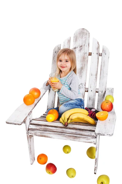 Kız sandalye ile portakal suyu — Stok fotoğraf