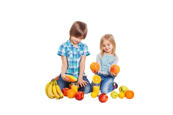Çocuk ve bir sürü meyve — Stok fotoğraf