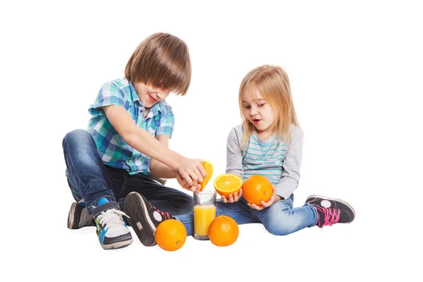 Děti a pomerančová šťáva — Stock fotografie