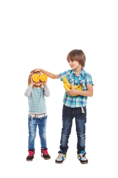 Kinderen met fruit — Stockfoto