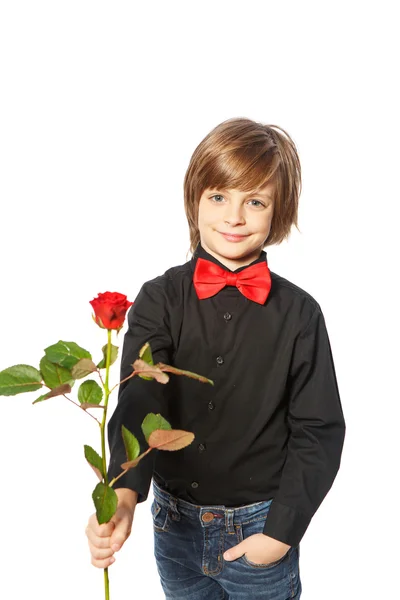 Jongen met rode roos — Stockfoto