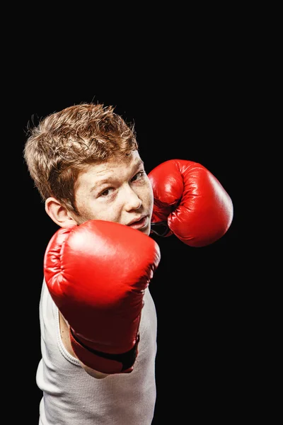 Nebezpečné chlapec boxer — Stock fotografie
