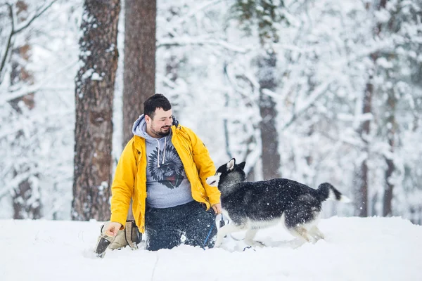 Munter hund ejer - Stock-foto