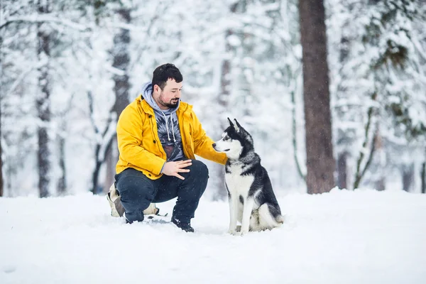 Man en hond — Stockfoto