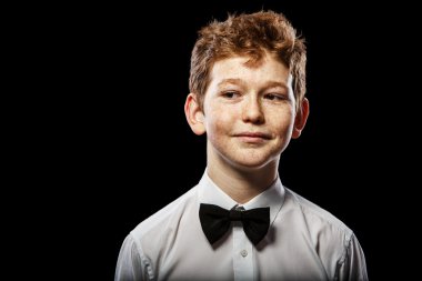 Çocuk en altında görünüyor