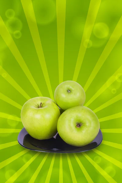 Яблоки на тарелке — стоковое фото
