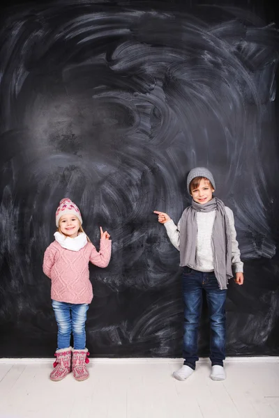 Crianças bonitas em um fundo cinza — Fotografia de Stock