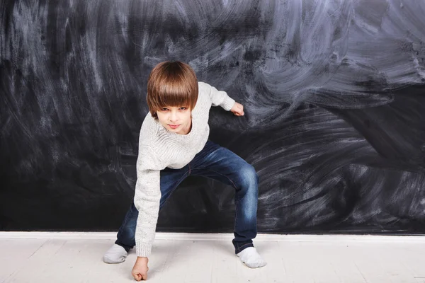 Junge in Kampfposition — Stockfoto