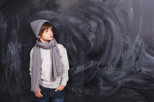 Jongen op een grijze achtergrond — Stockfoto