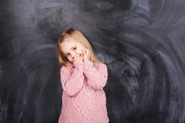 Niedliches kleines Mädchen lächelt — Stockfoto