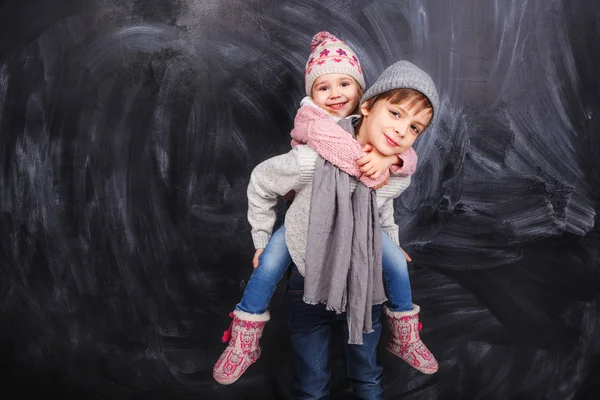 Girl on the shoulders of the boy — Stock Photo, Image