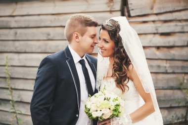 Ahşap arka plan üzerinde güzel Çift